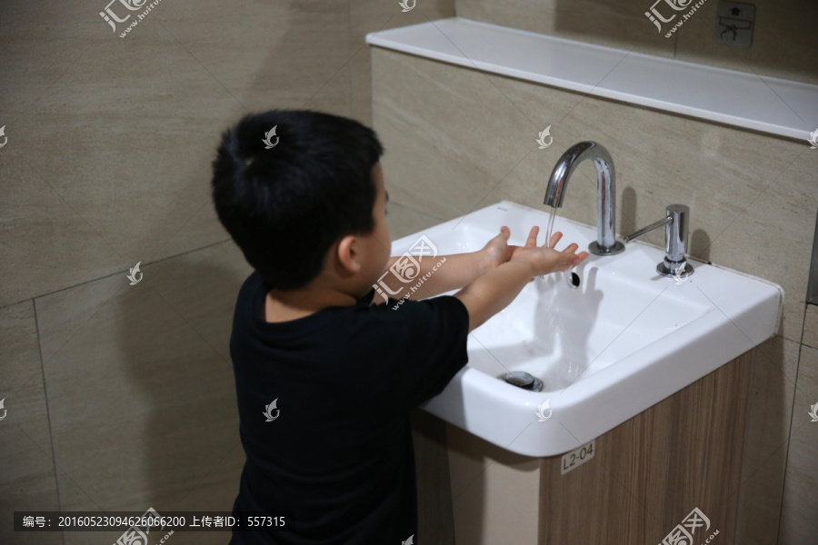 洗手的小朋友