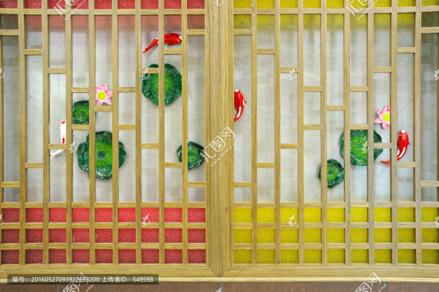 鱼戏莲叶间