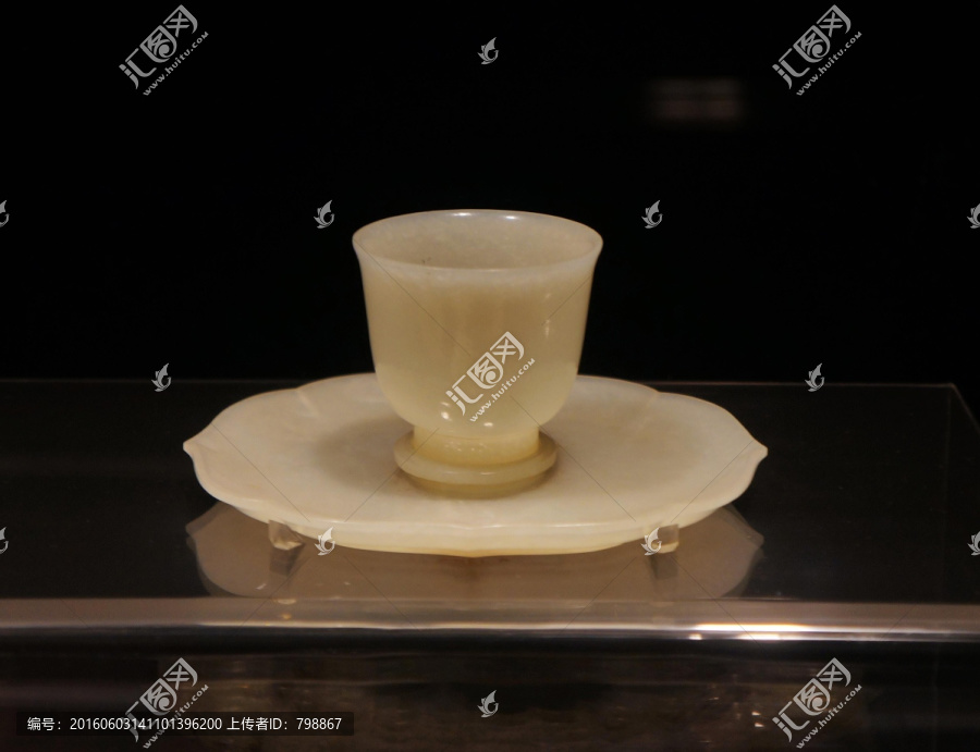 碧玉菊瓣纹双耳杯盘