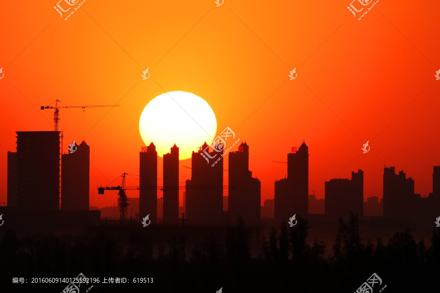 城市高楼中的夕阳