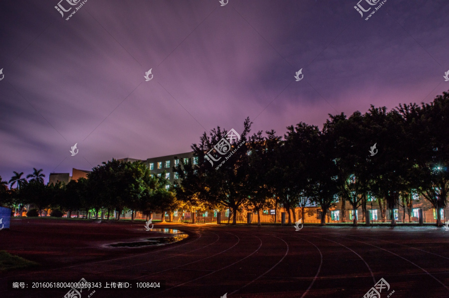 操场夜景雷雨天延时拍摄