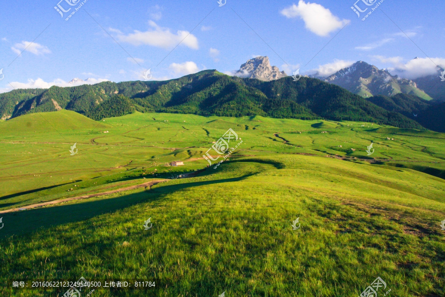 天山山脉春色