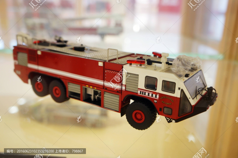 红色消防车模型