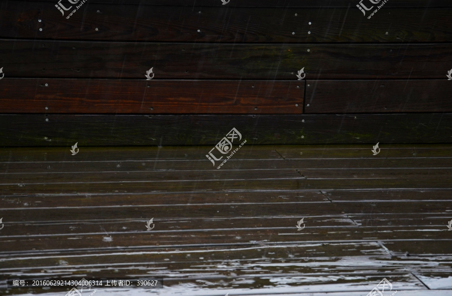 雨里的实木背景墙