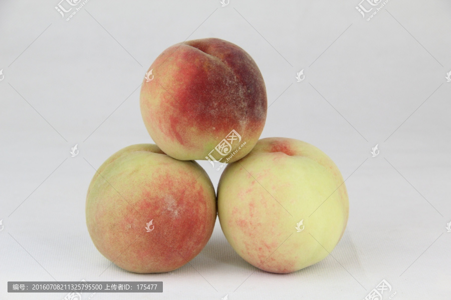 三个桃子
