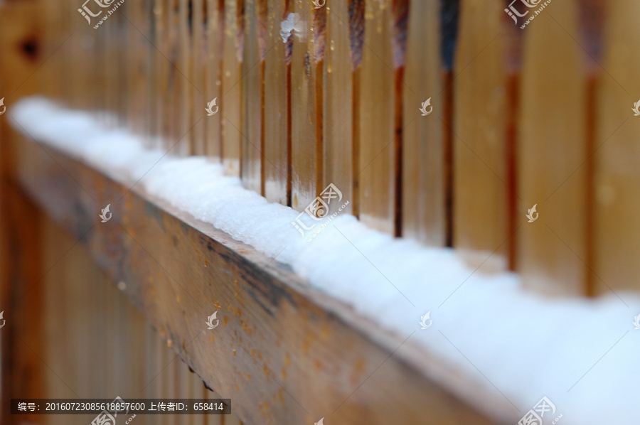 雪中栅栏