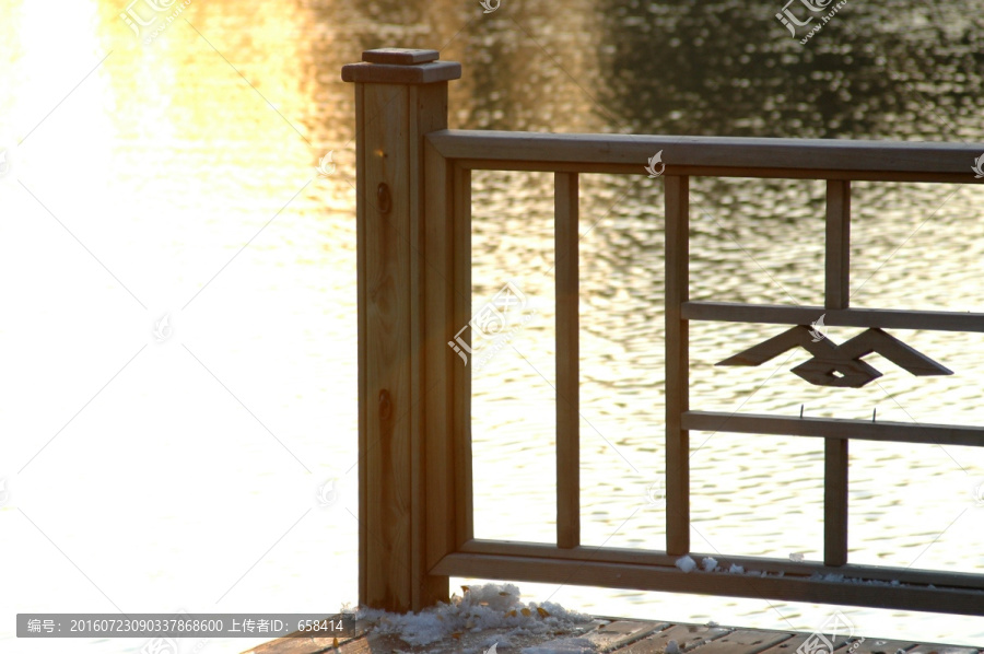 湖边栏杆