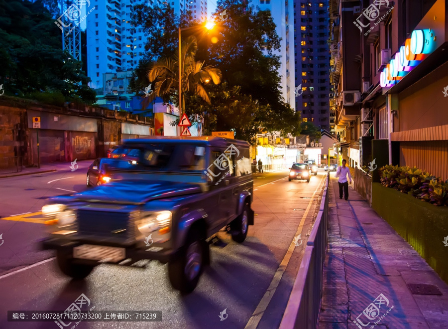 香港街头飞驰的吉普车