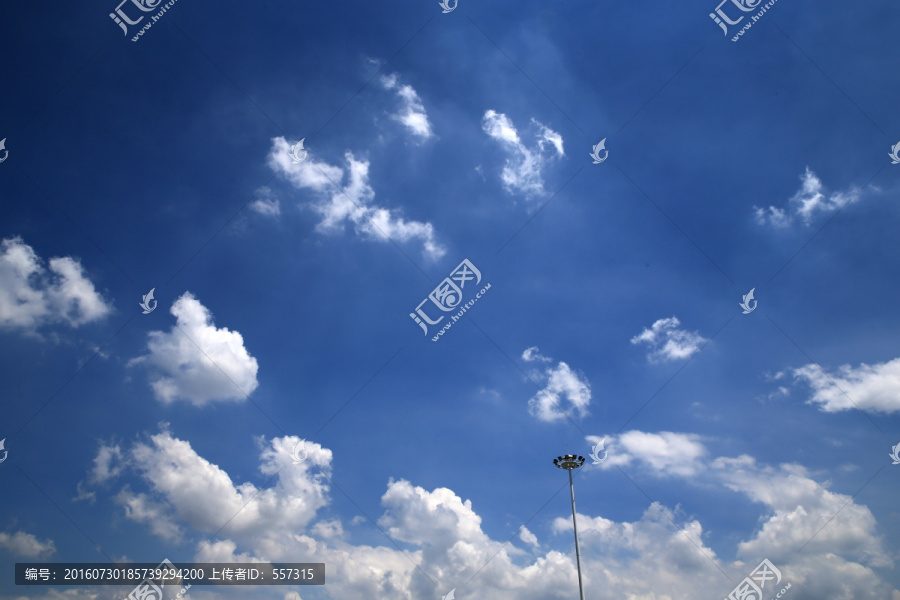 盛夏蓝天白云