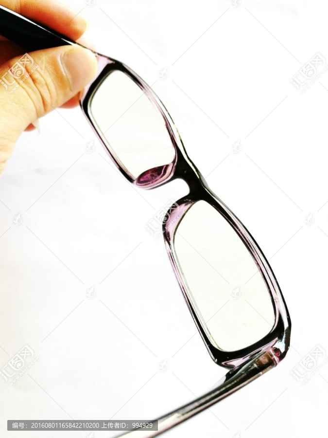 手拿眼镜