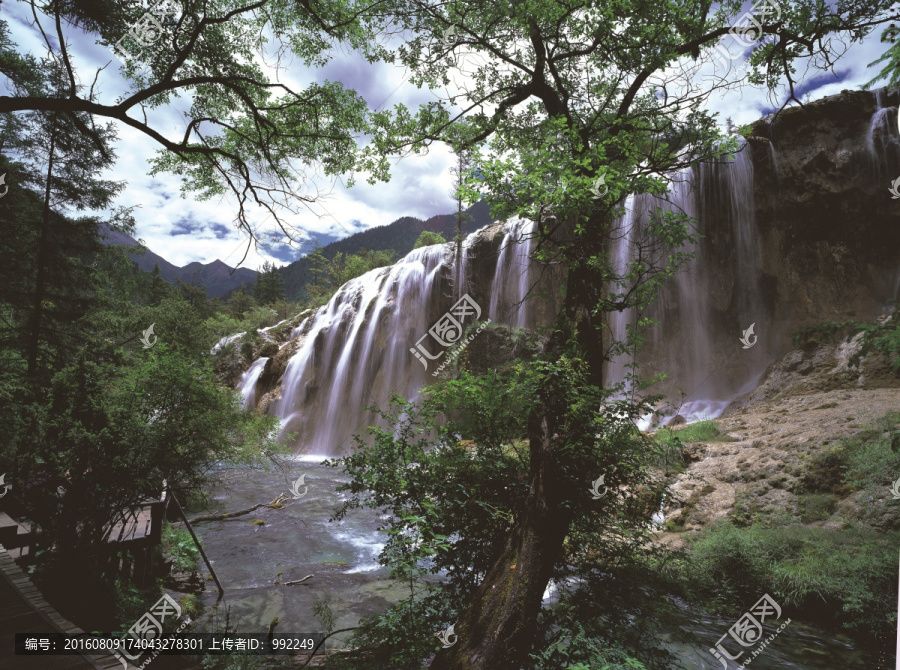 山水瀑布