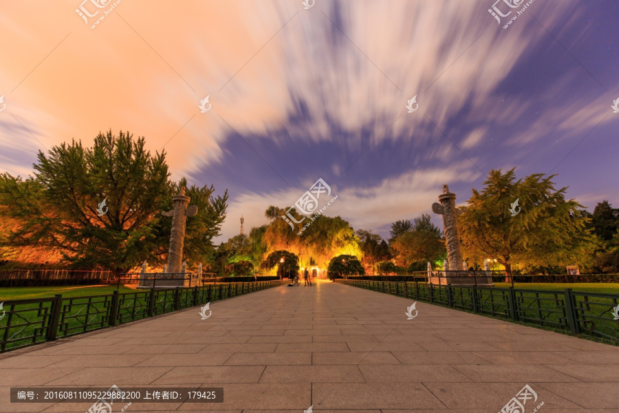 北京大学西校门华表夜景