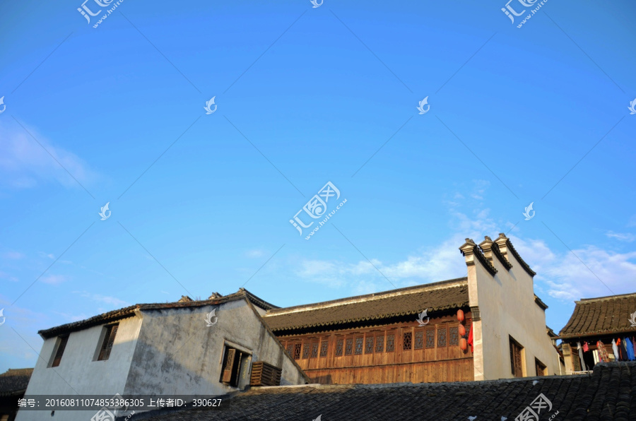 江南古镇,蓝天下的古建筑