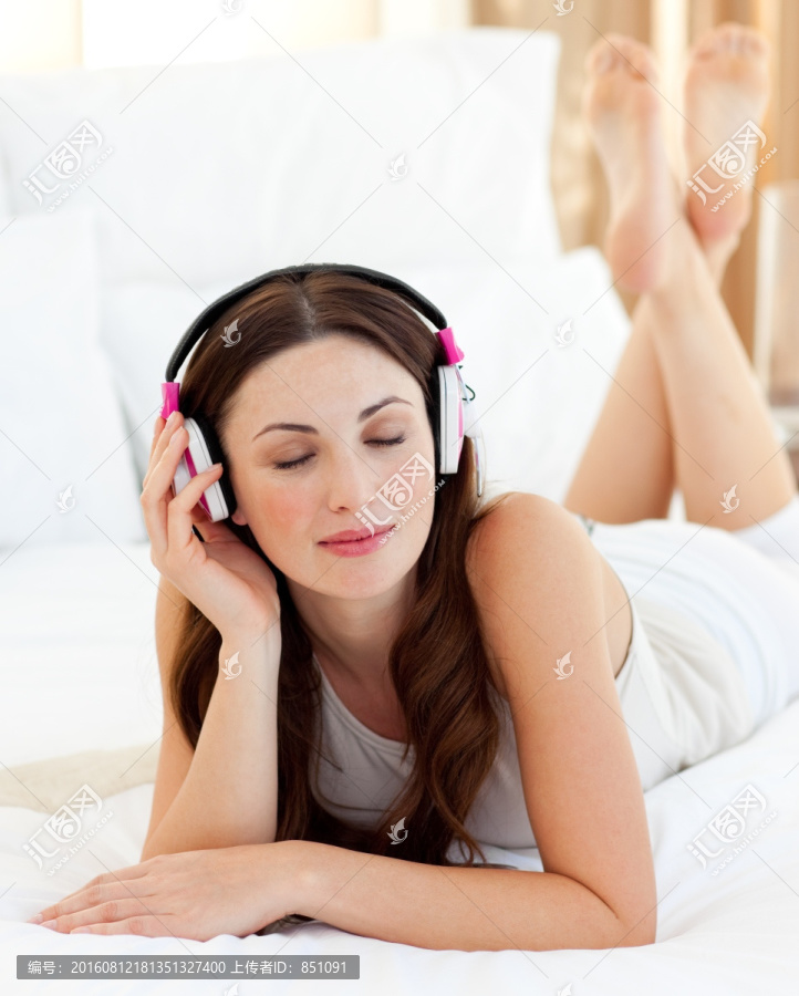 听音乐的女人