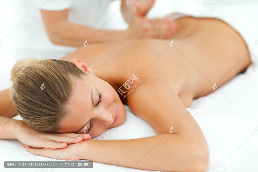 享受SPA的女人