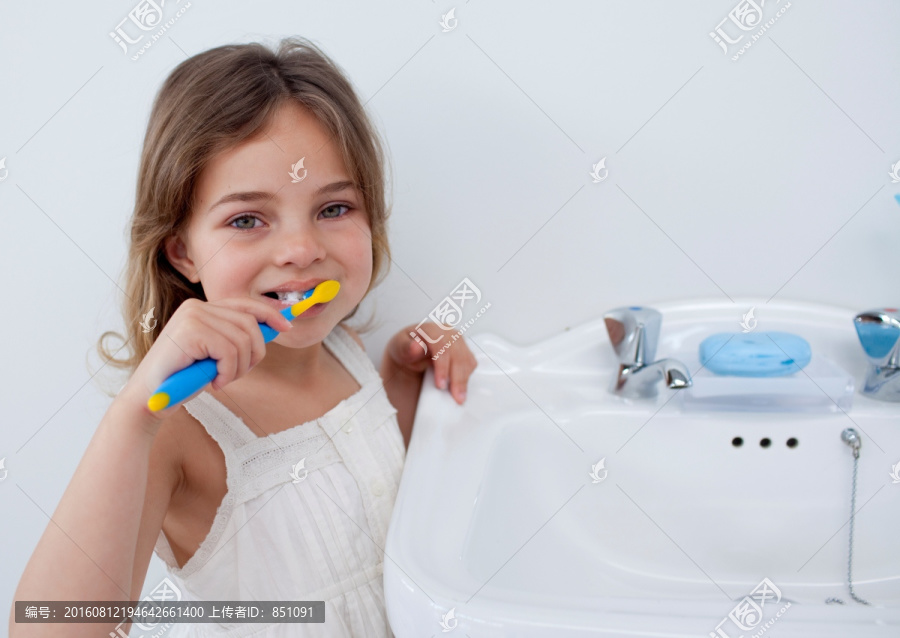 小女孩在刷牙齿