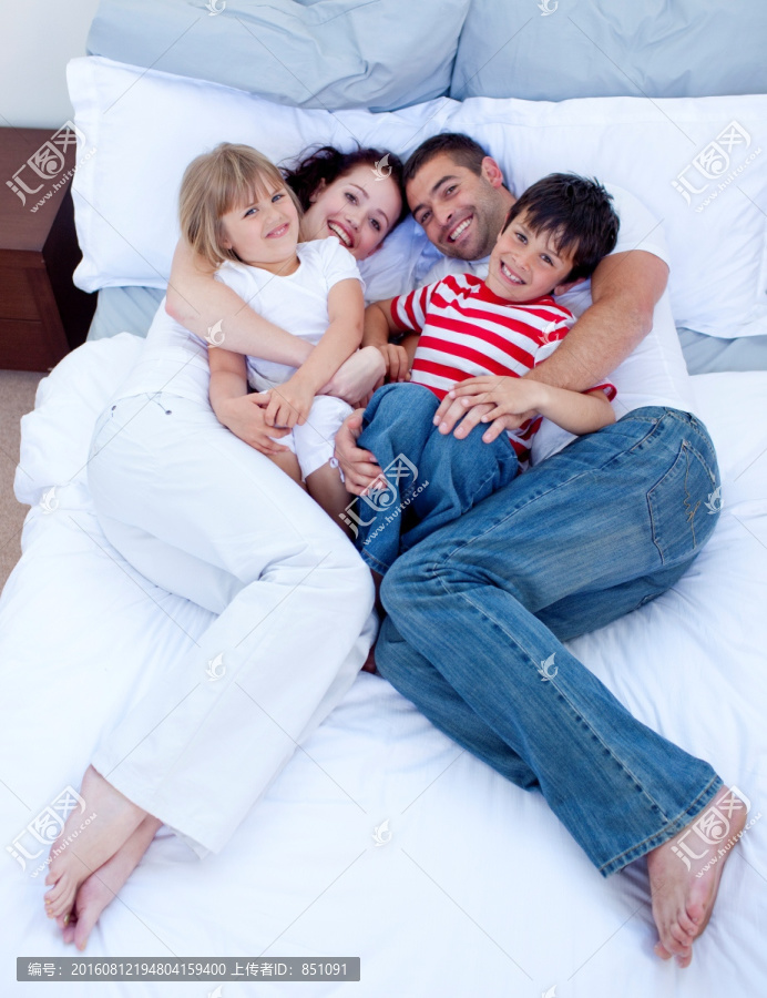父母和孩子躺在床上