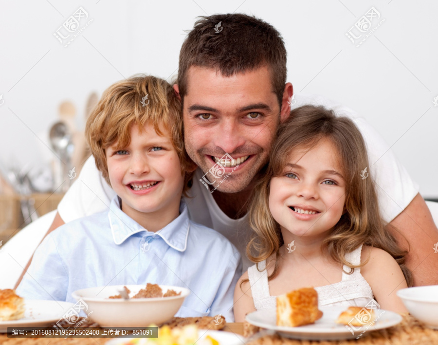 父亲和孩子在厨房吃早餐