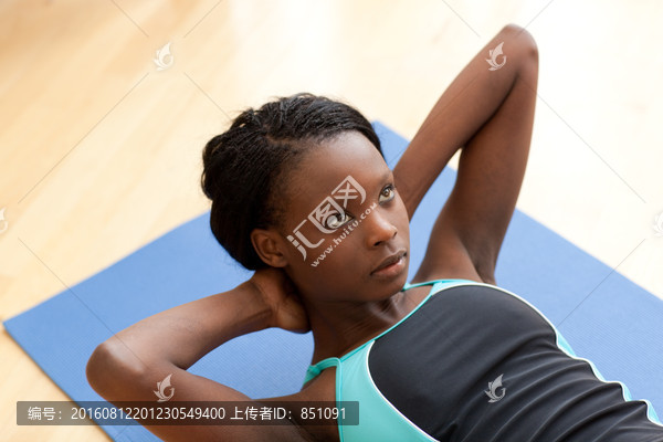 在锻炼身体的黑人女子