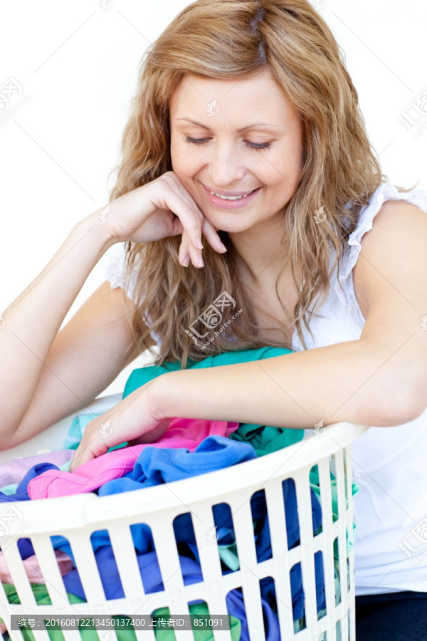洗衣服的妇女