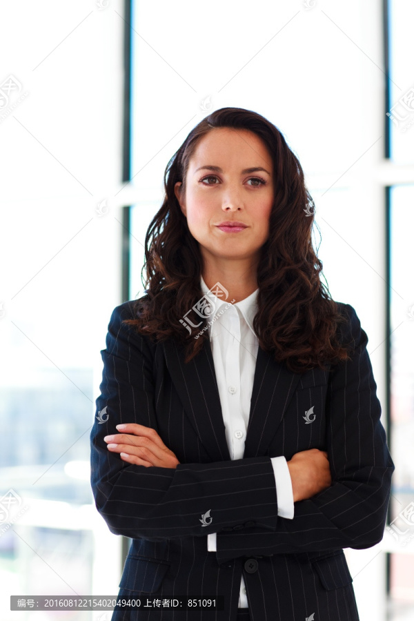 抱着双臂的女商人肖像
