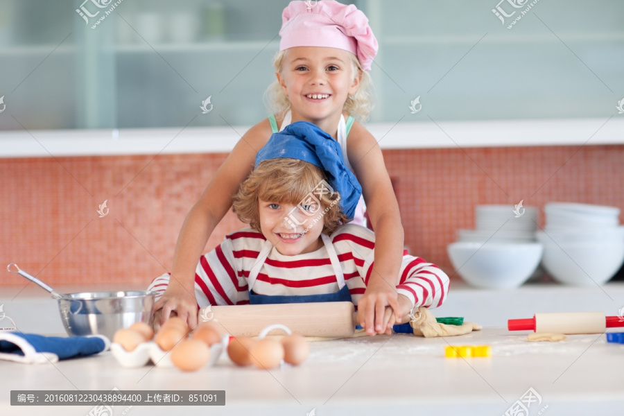 两个孩子一起做松饼