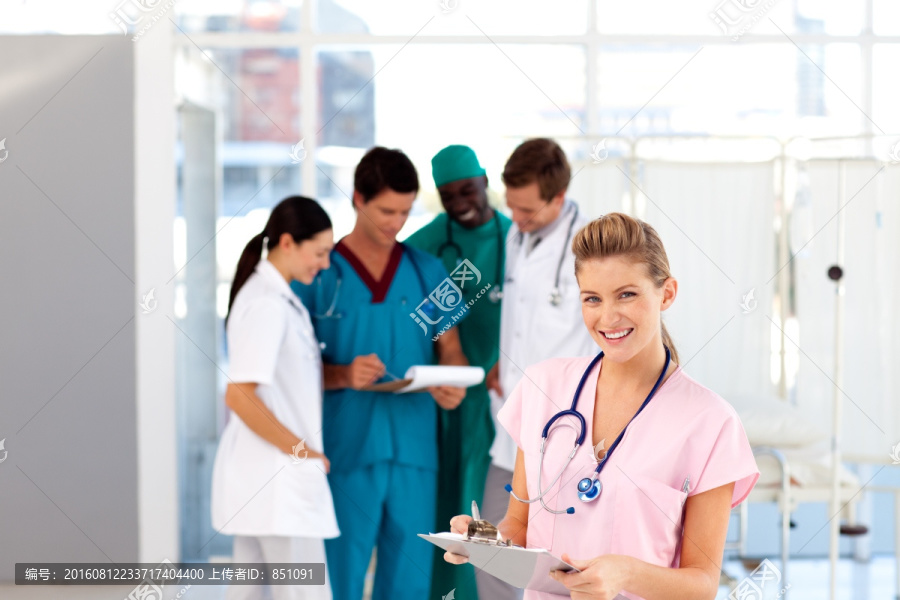 微笑的女护士与她的同事