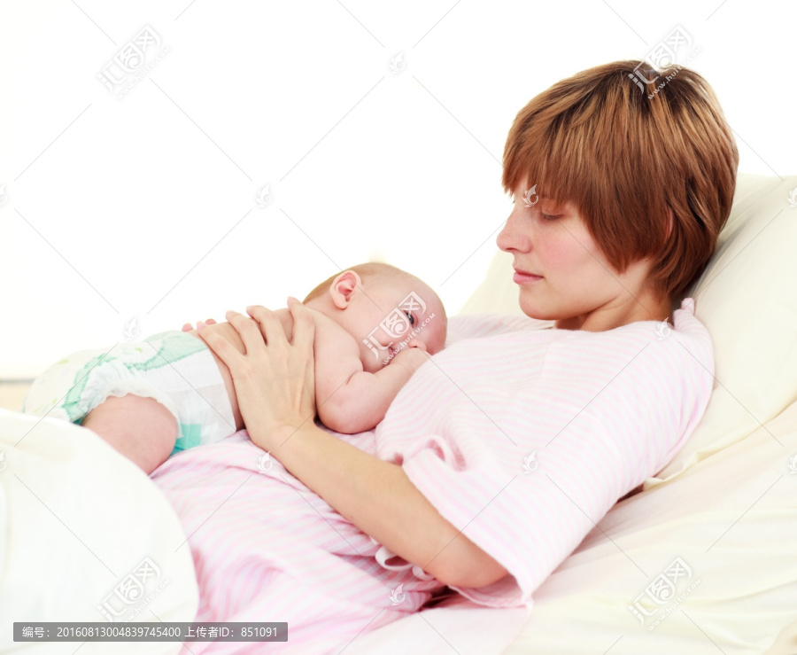 母亲看着婴儿