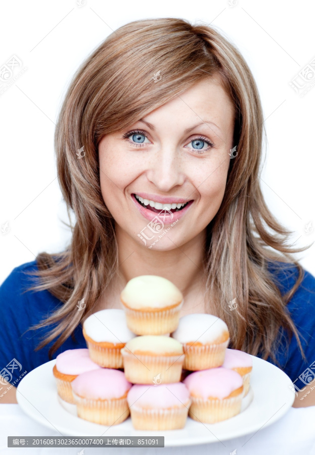 看到蛋糕很开心的女人