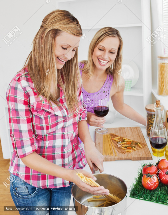 在厨房做意大利面的两个女人