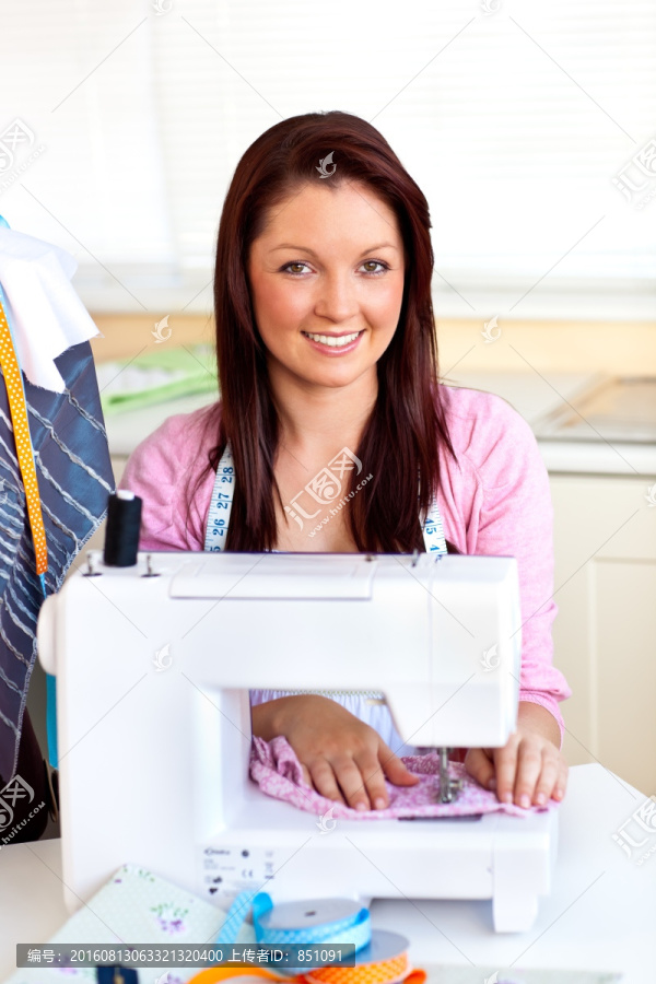 年轻的女人在做缝纫的工作