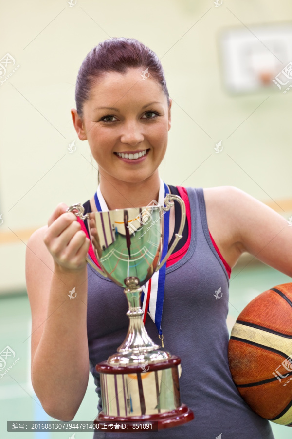赢得篮球比赛的年轻女子