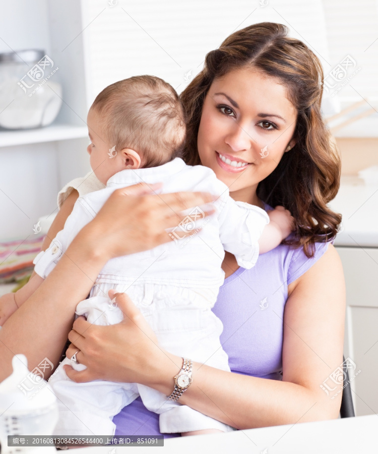 年轻母亲照顾婴儿