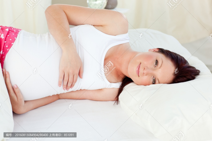 躺在床上的孕妇
