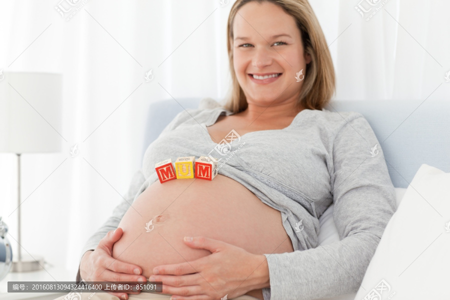 肚子上放字母方块的孕妇