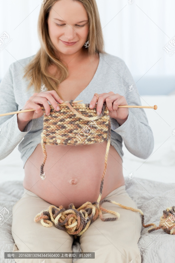 织毛衣的孕妇