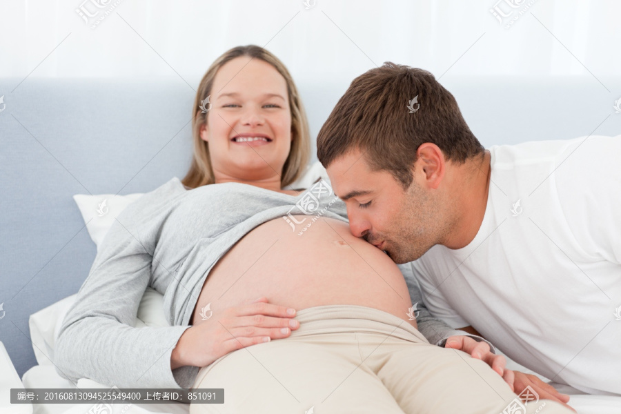 幸福孕妇和亲吻肚子的丈夫