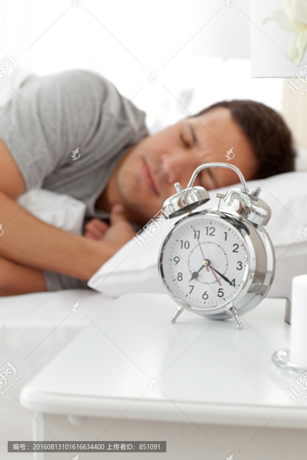 睡觉被闹钟吵醒的男人