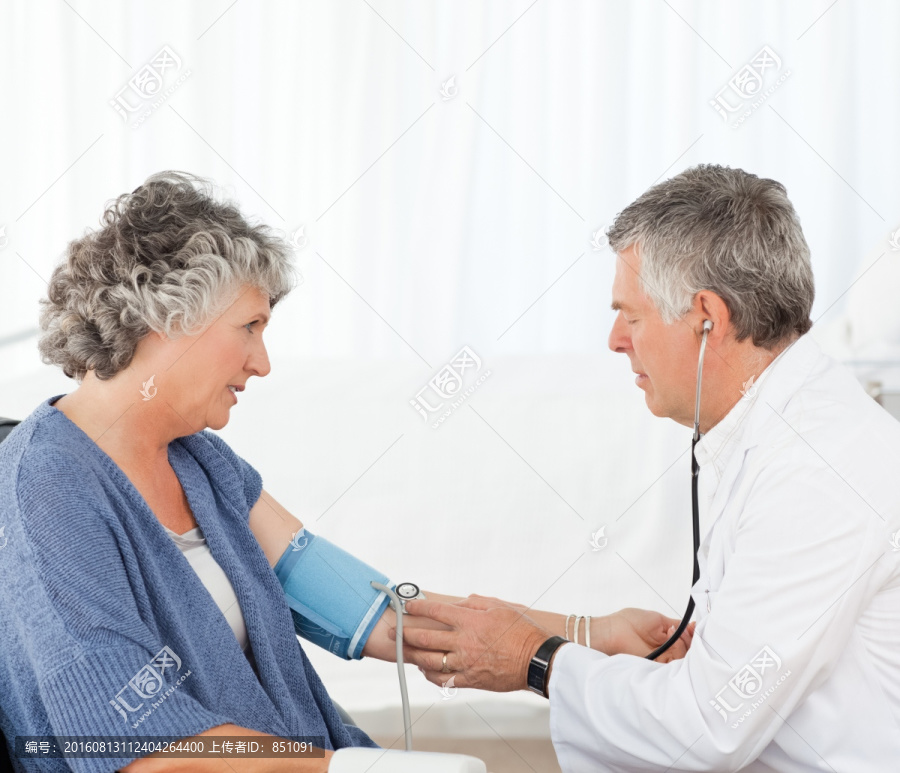 男医生给病人量血压