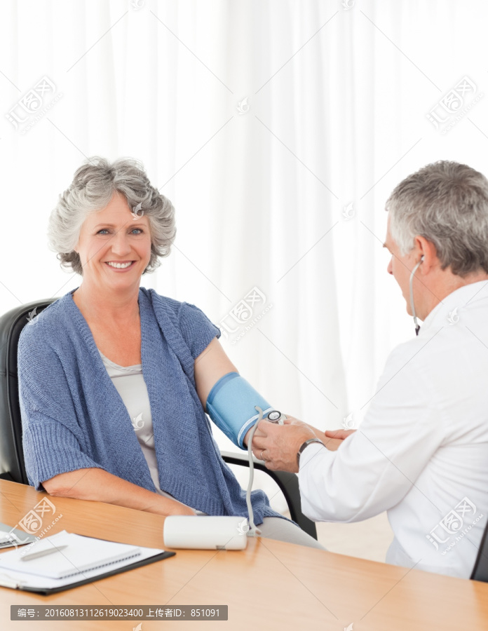医生给病人量血压