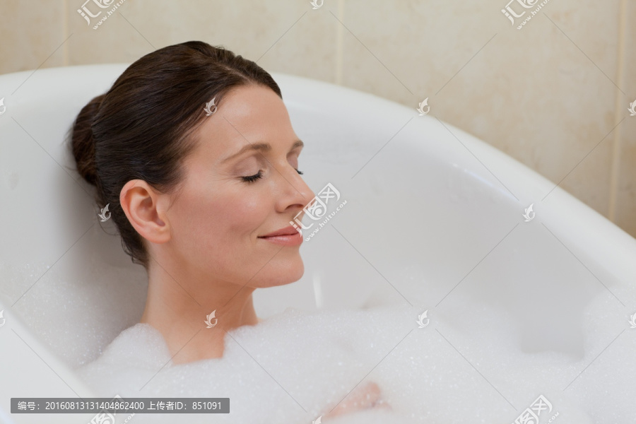 在浴缸里洗澡的美丽女人