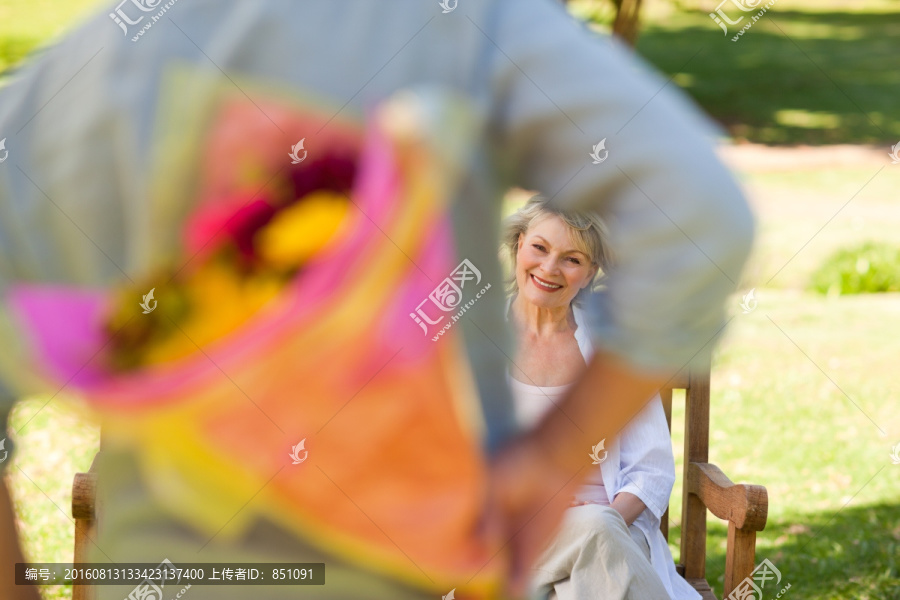 男人送妻子鲜花