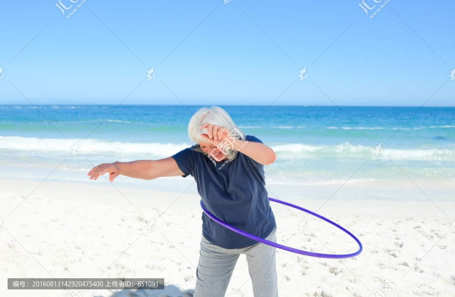奶奶沙滩玩呼啦圈