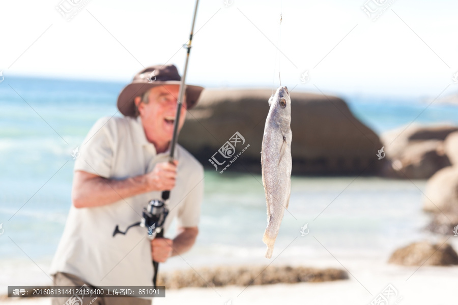 男子在海滩上钓鱼