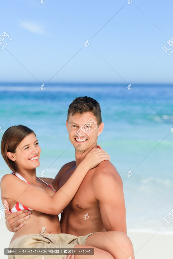 在海滩上抱着老婆的男人