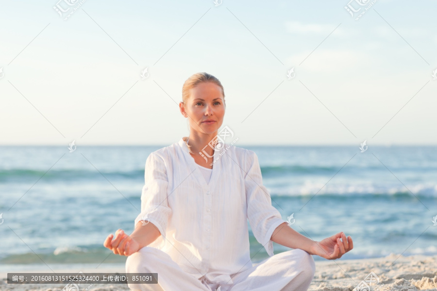 在海滩上练习瑜伽的女人
