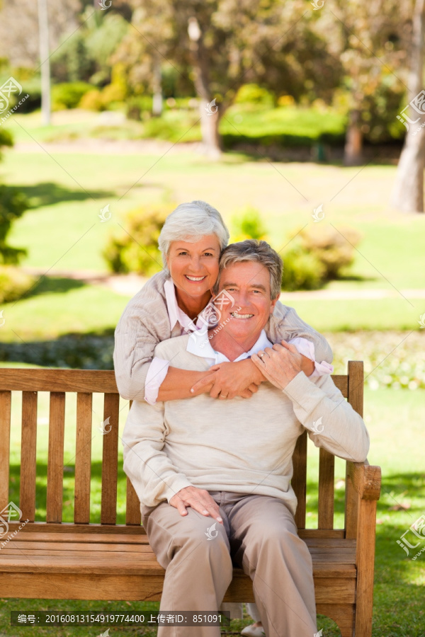 公园里微笑的一对老夫妇