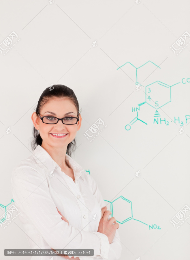 女科学家在白板上讲解化学结构
