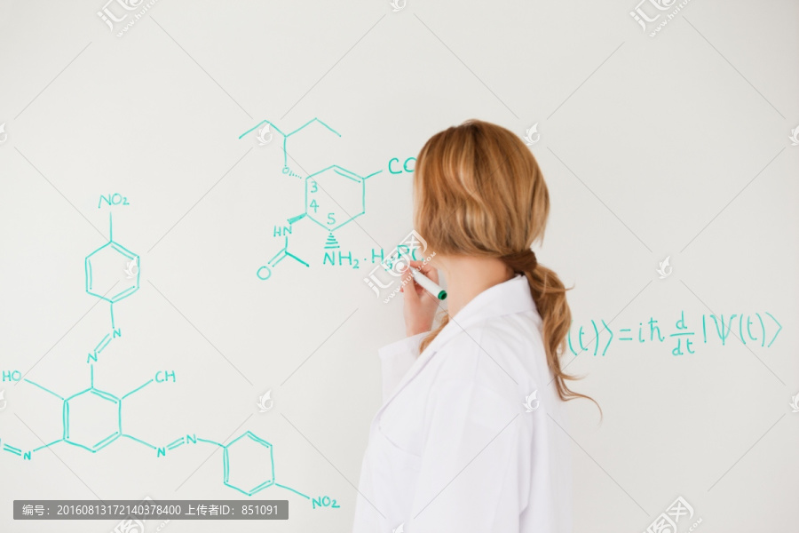写下化学公式的金发女科学家