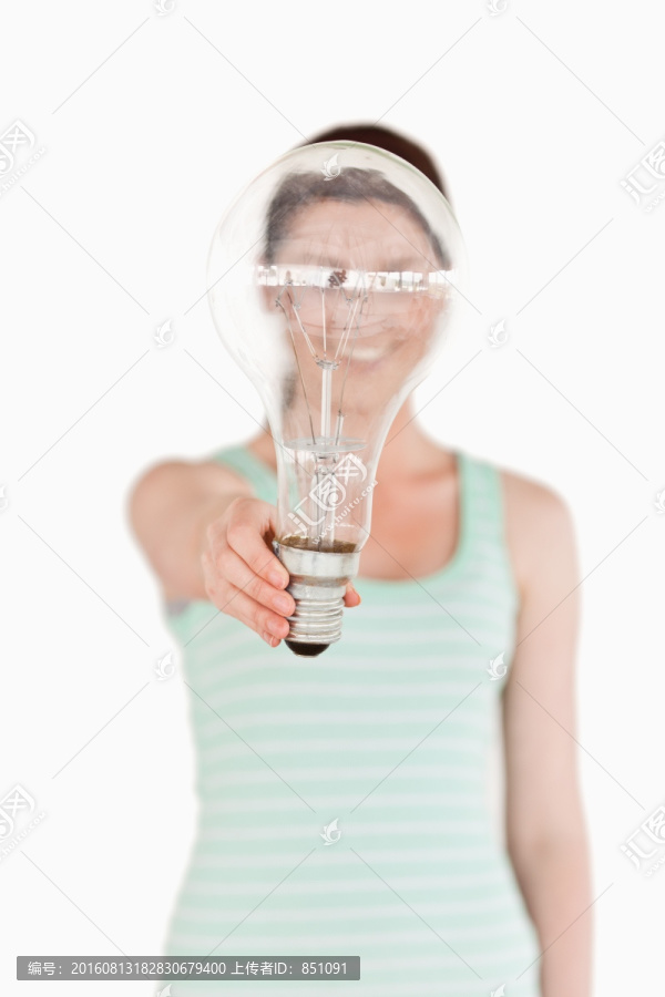 女孩拿着一个大电灯泡